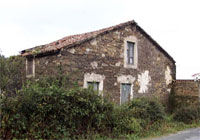 Casa e alpendre na rúa Maroño