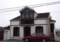 Casa con bufarda en la avenida Conces