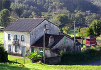 Casa de piso e hórreo en Orra